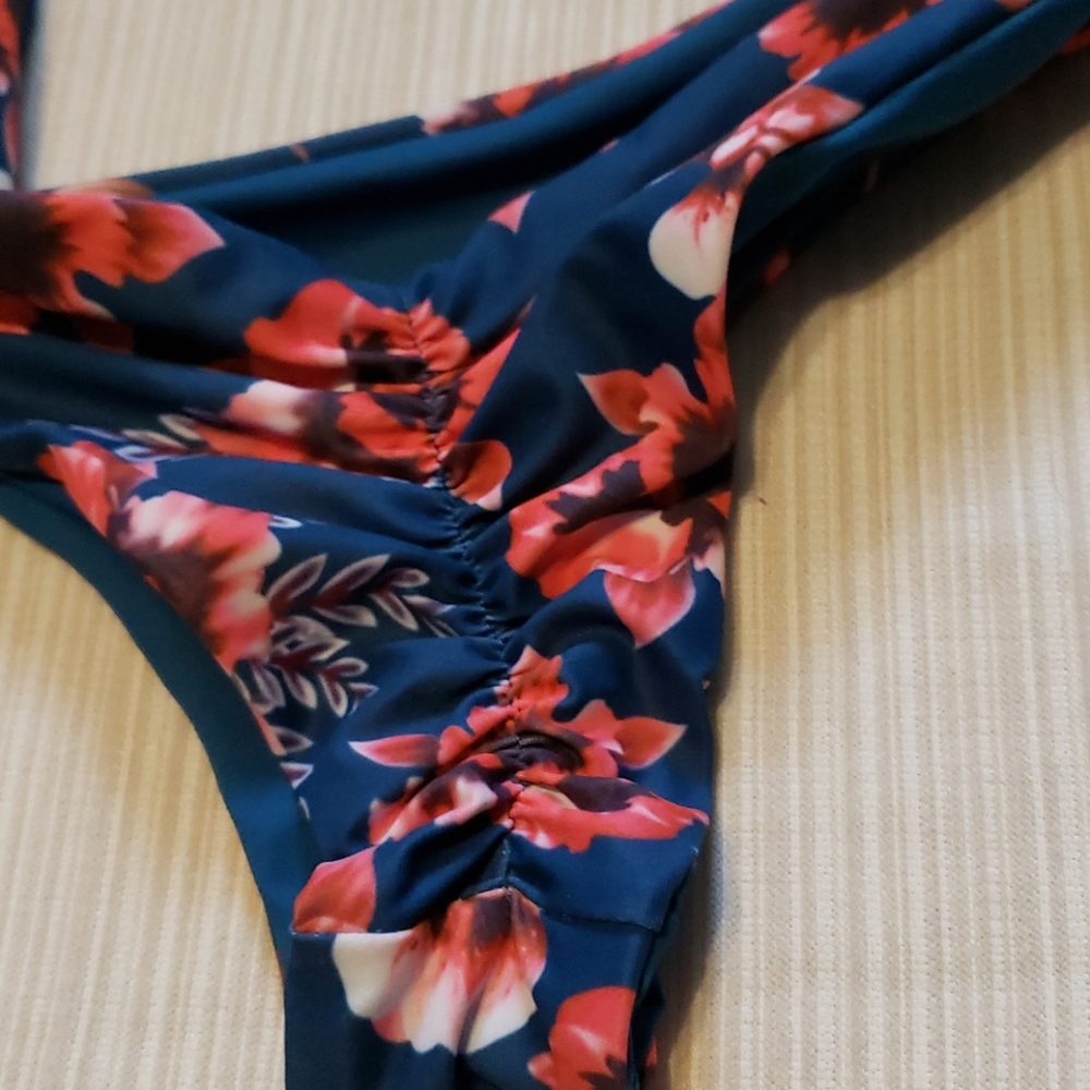 Bikini - Picture 2 of 3